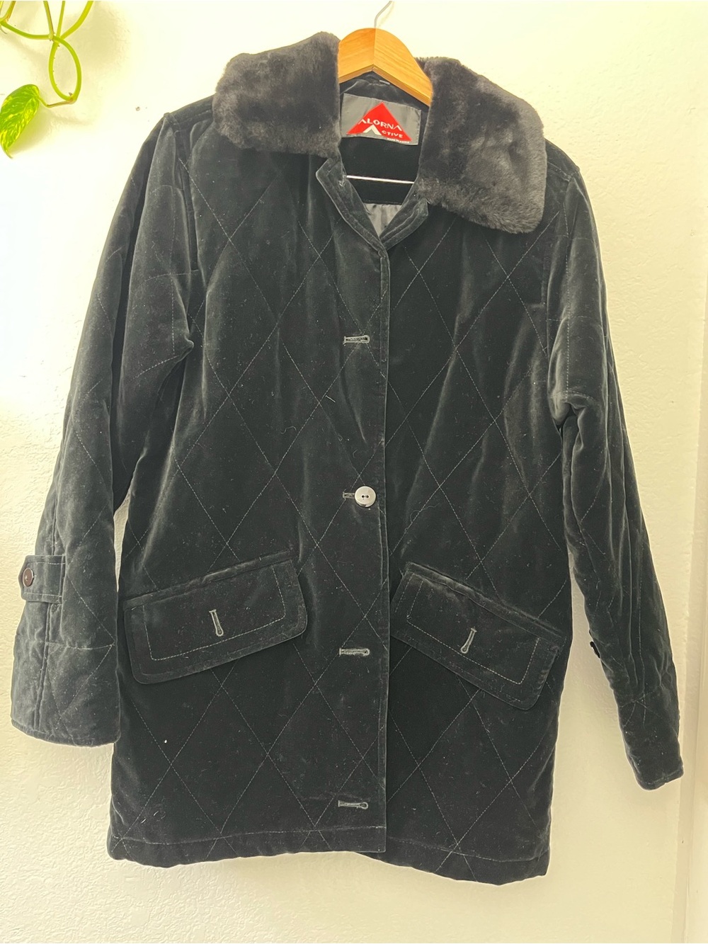 Alorna Active Velvet Quilted Black Women's Coat with Faux Fur Collar